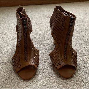 Crown vintage zip up heal bootie